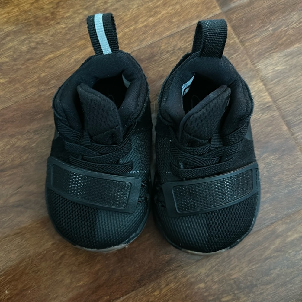 Size 2c never worn Nike shoes